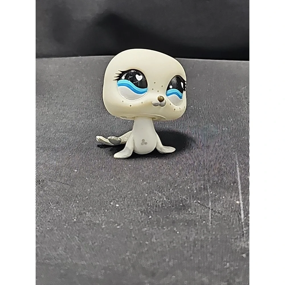 Hasbro Littlest Pet Shop #555 White Seal With Heart Eyes LPS Valentine